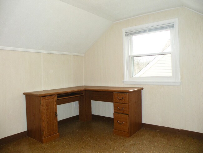Building Photo - 3 Bed - 2 Full Bath Cape Cod for Rent in Euclid!