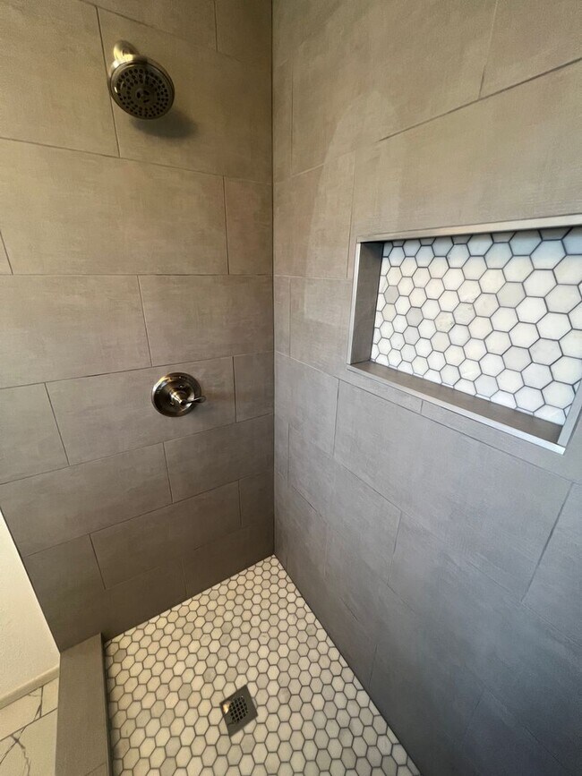 Building Photo - Pre Leasing for Fall 2026! Remodeled 3/2 near LCU!