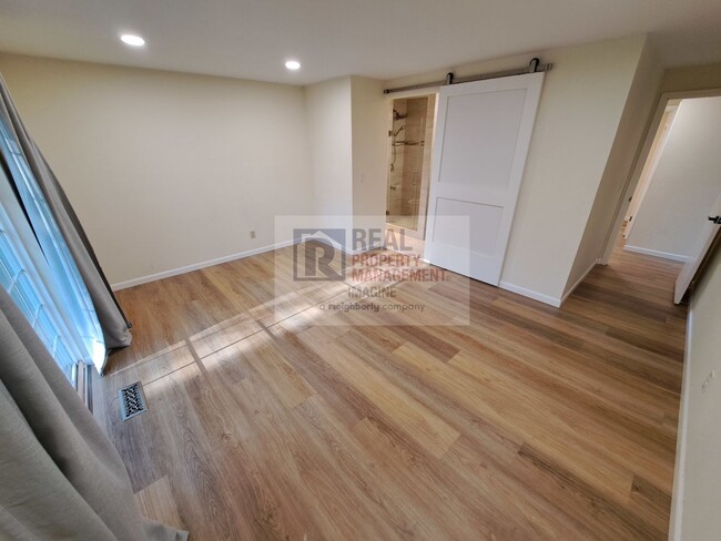 Building Photo - Check out this nice 3 bedroom, 2.0 bath ho...