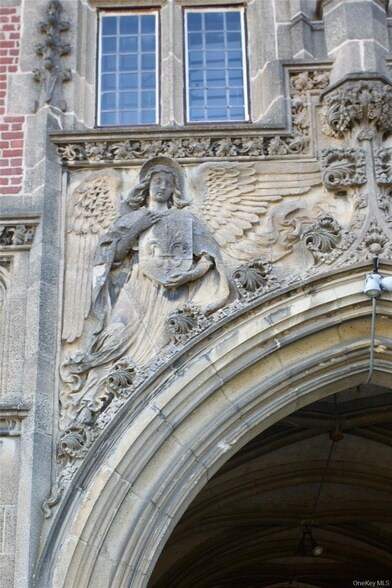 Building Photo - 305 Chateau Rive