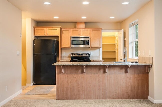 Building Photo - Modern Townhome Near the Willamette River