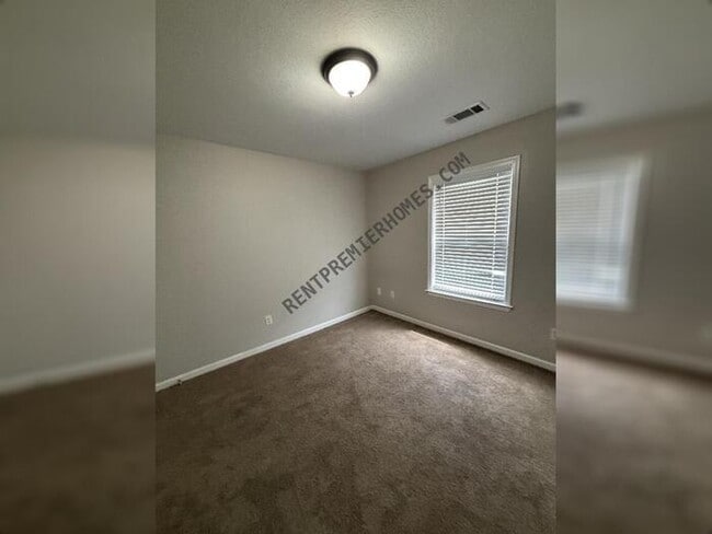 Building Photo - 26 Mustang Dr