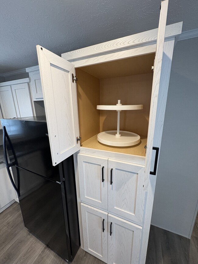 Building Photo - 8925 Beechwood Dr