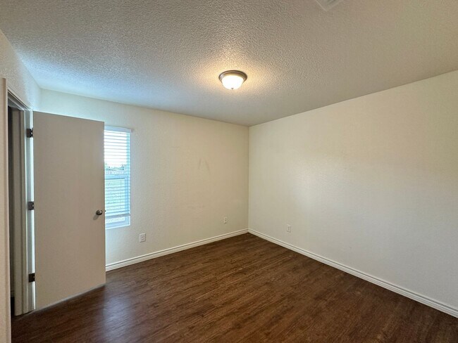 Building Photo - 901 Lasso Dr