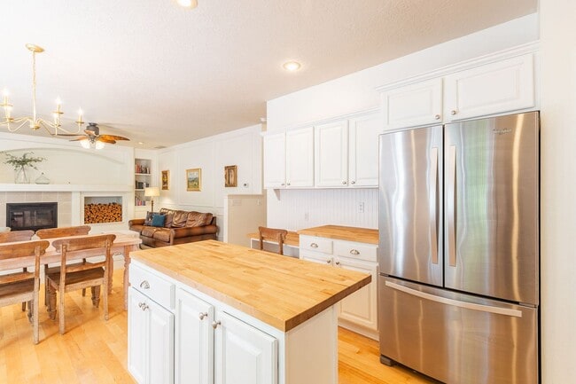 Building Photo - 3 Bed 2.5 Bath In The Heart Of Eagle