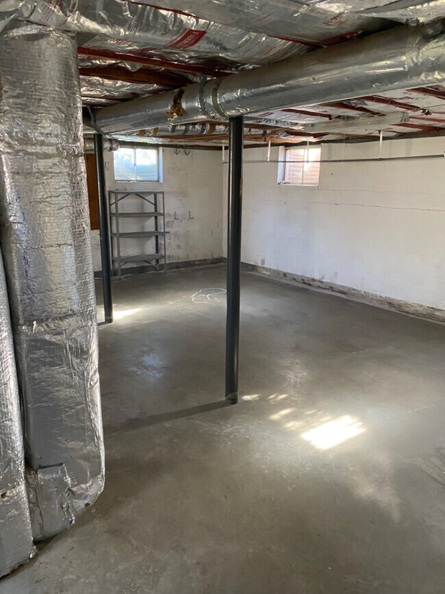 Building Photo - 242 White Pine Dr