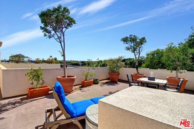 Building Photo - 1319 N Detroit St