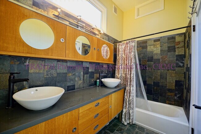 Building Photo - Bright, Stylish Fairfax Home with a Privat...