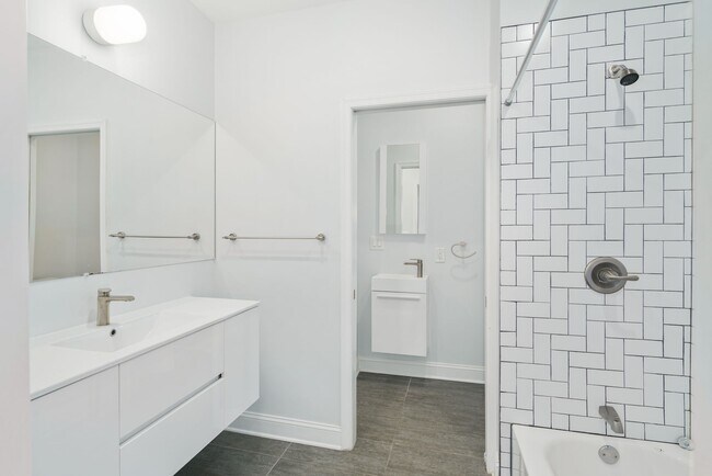 Building Photo - 4300 Larchwood Ave