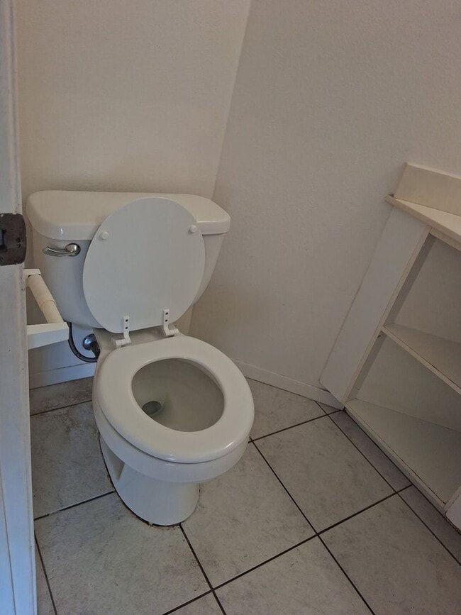 Building Photo - 3 bdroom, 2.5 bath