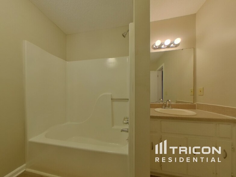 Building Photo - 1418 Millstream Trail NW