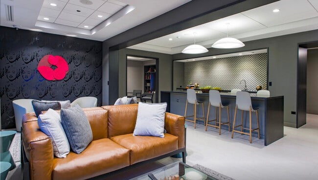 Building Photo - 637 N Wells St