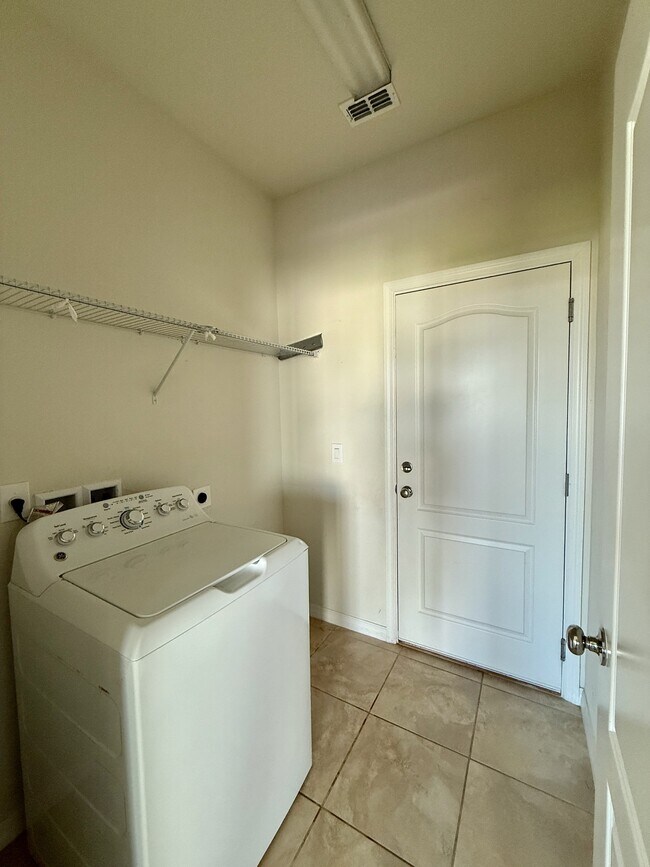 Building Photo - 5428 Animosh Ct