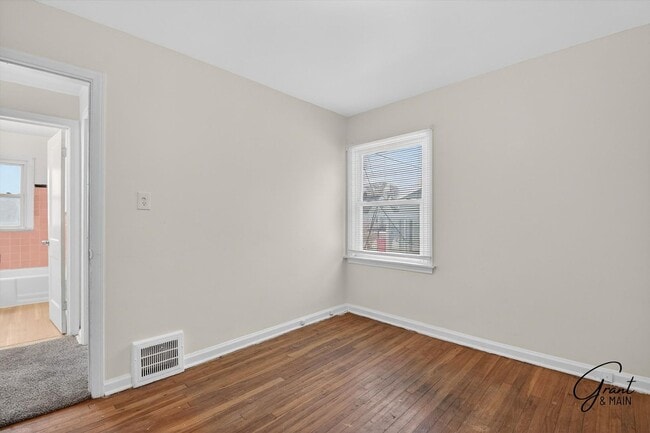 Building Photo - $1400 3 bedrooms