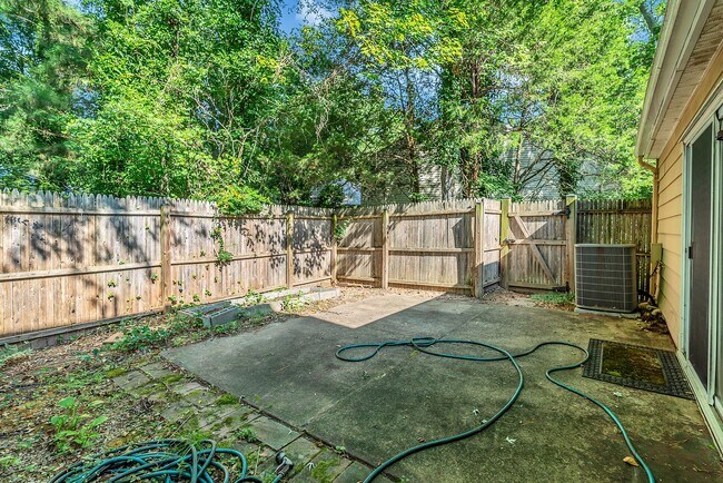 Building Photo - Fantastic 4 Bed 2.5 Bath Colonial Home Sou...