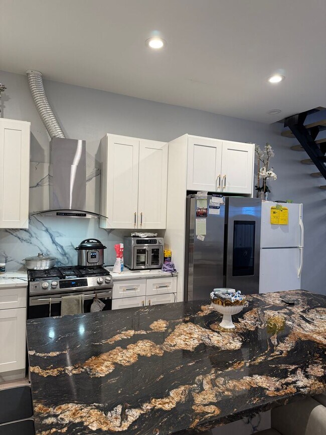 Building Photo - Move-In Ready 4BR Home in the Heart of Port Richmond!