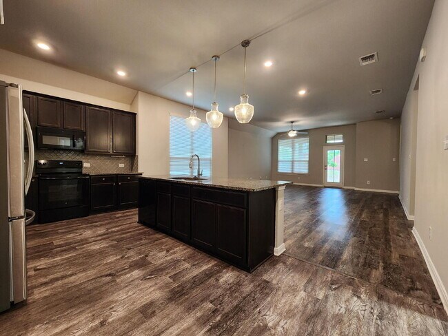 Building Photo - "Beautiful 3 Bedroom, 2 Bathroom Home for ...