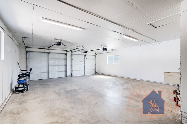 Building Photo - 2443 S Five Mile Rd