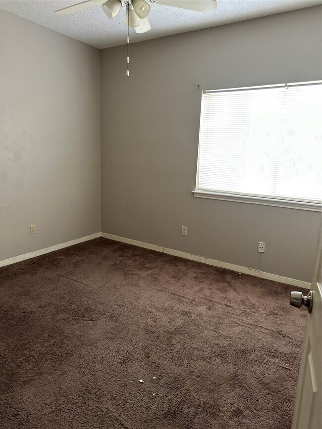 Building Photo - 10104 Waterstone Dr