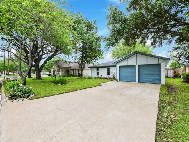 Building Photo - 2528 Village Cir Dr