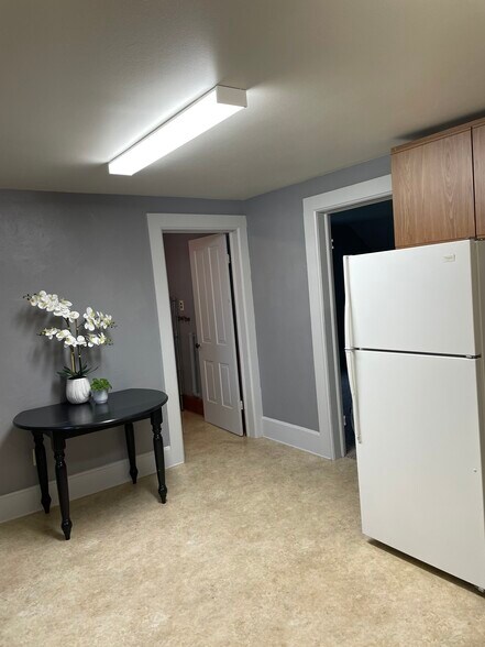 Eat-in kitchen area - 17286 Hope Rd