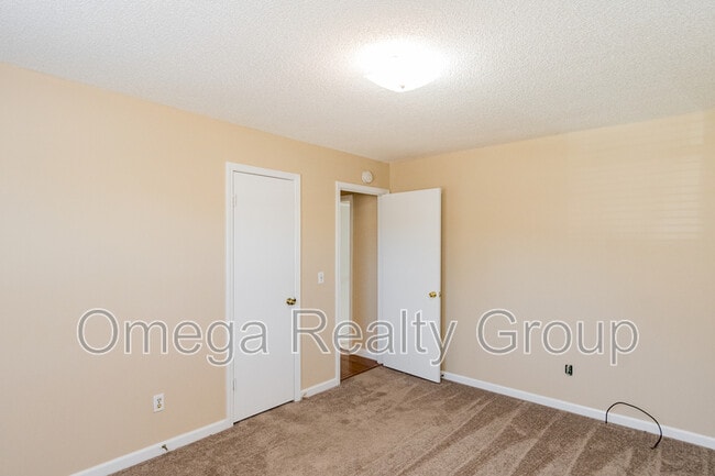 Building Photo - 1031 Oak Blvd