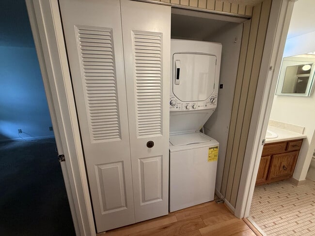 Building Photo - 6215 Coral Lake Dr