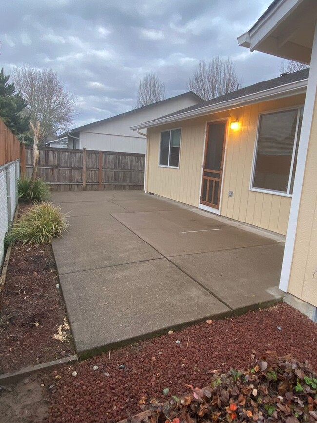 Building Photo - Well Maintained 3 Bedroom 2 Bath Home in N...