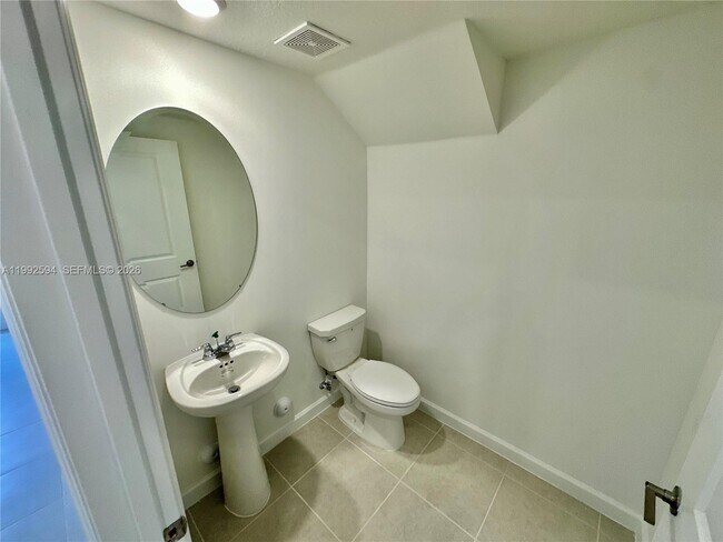 Building Photo - 2867 SE 25th Ter