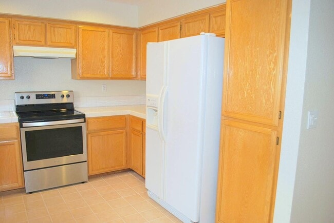 Building Photo - Bright & Modern Townhouse in Beautiful Danville! Close to Blackhawk Plaza!