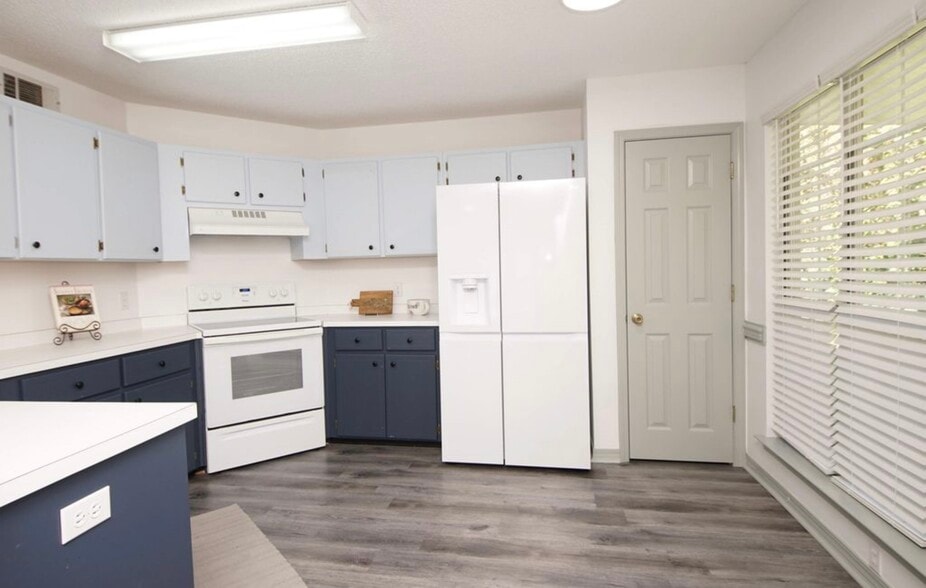 Building Photo - 10 2nd St