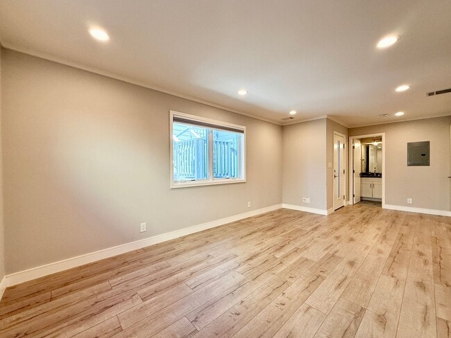 Building Photo - Stylish Coastal In-Law Studio with In-Unit Laundry - Utilities Included!