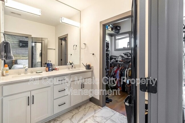 Building Photo - 1507B 14th Ave N