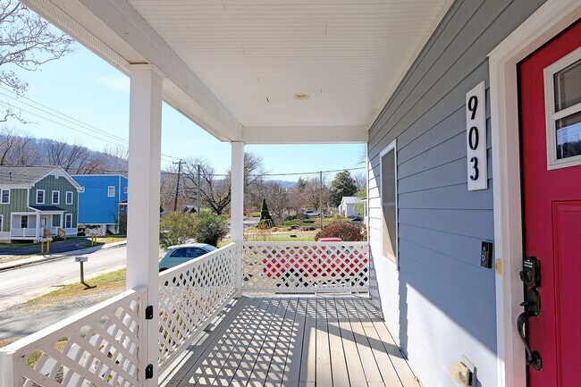 Building Photo - Pet-Friendly Belmont Home With Fenced Yard