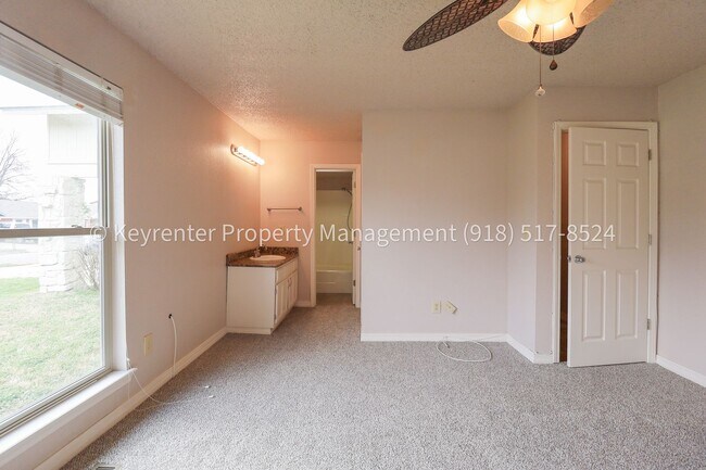 Building Photo - Beautifully Updated Home in Prime East Tulsa Location