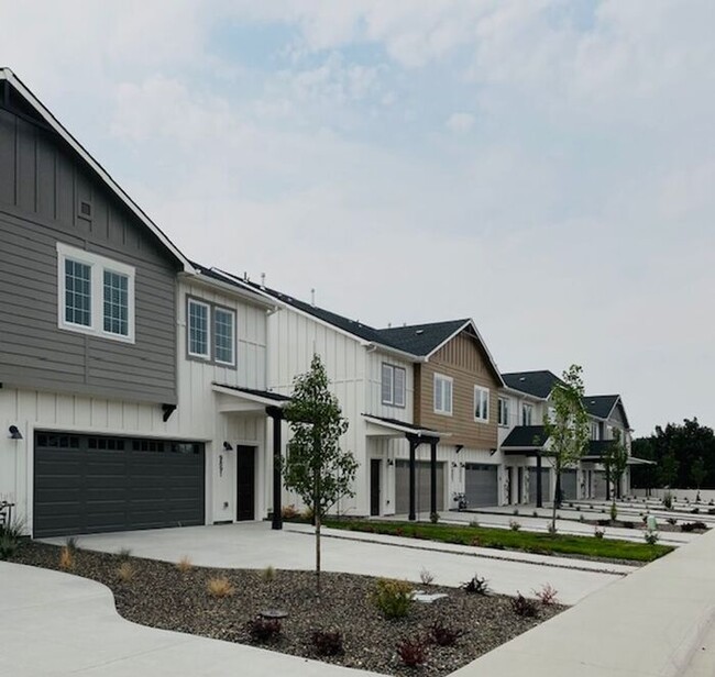 Building Photo - Townhomes at Union Square