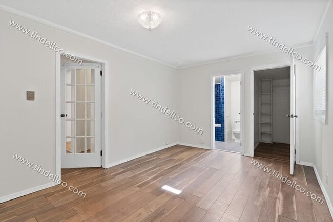 Building Photo - Darling Two Bedroom With Large Fenced Yard...