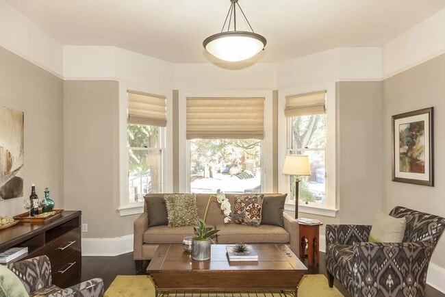 Building Photo - 1419 E Denny Way