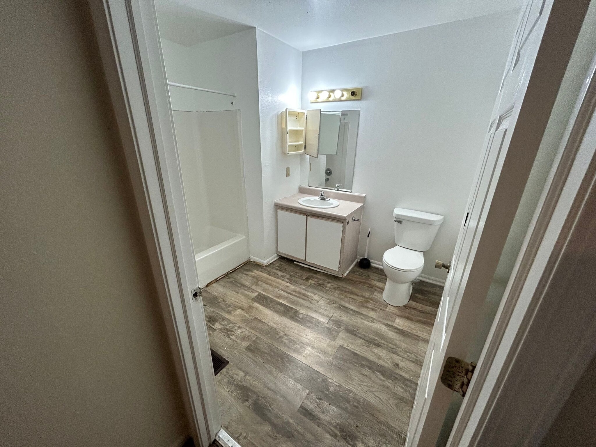 Building Photo - 608 Hope St