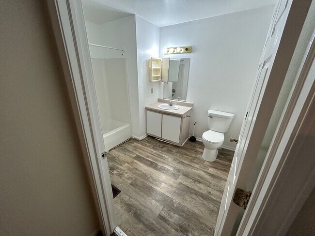 Building Photo - 608 Hope St