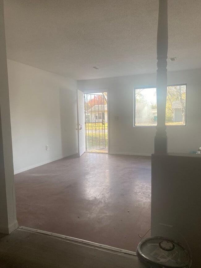 Building Photo - LIMITED TIME**NO APPLICATION FEE**1/2 OFF ...