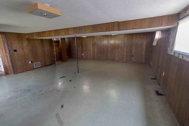 Building Photo - 1213 E Smiley Ln