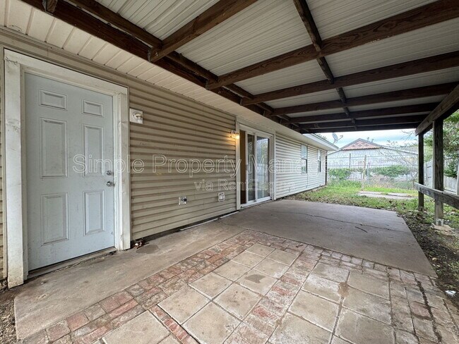 Building Photo - 1400 Brookdale Dr