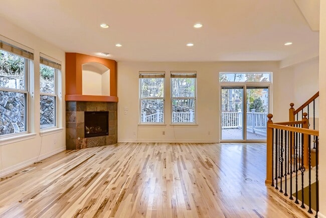 Building Photo - 736 Martin Dr