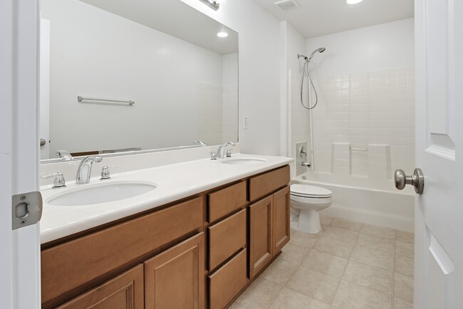 Building Photo - 1059 Vista Pointe Blvd