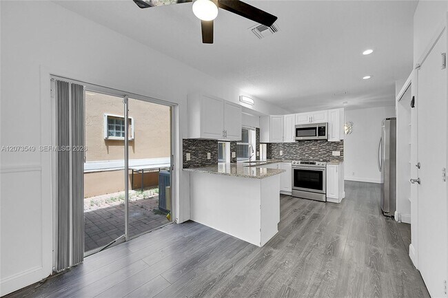 Building Photo - 11201 Lakeview Dr