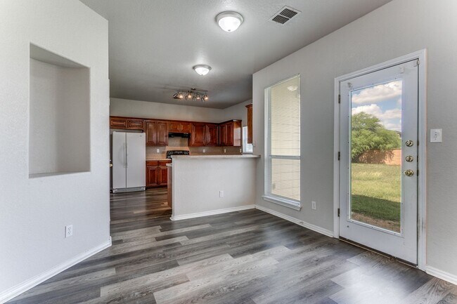 Building Photo - Welcome home to this spacious 4-bedroom, 2...