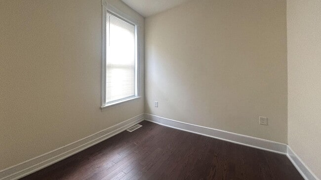 Building Photo - Newly Renovated 4BED 1.5BTH / Stainless Steel Appliances & Washer/Dryer Hookup!