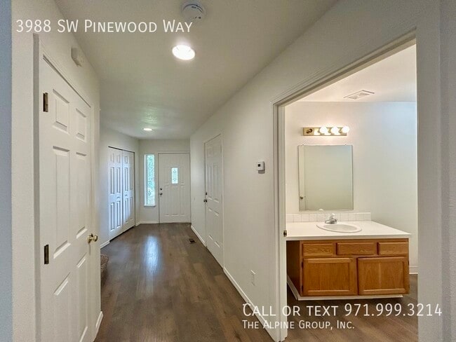 Building Photo - 3988 SW Pinewood Way