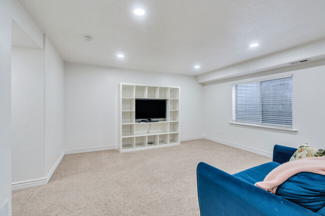 Large multi-purpose room, can be used as bedroom, entertainment, playroom, exercise room, or office - 10441 S Sage Vista Way